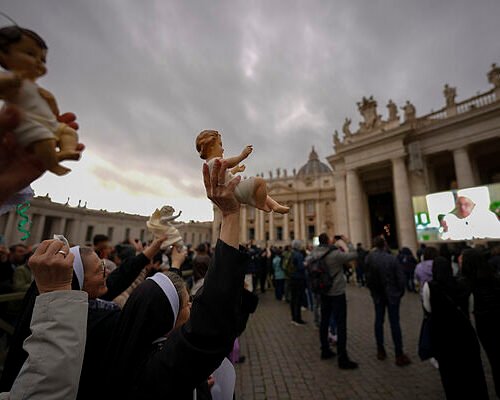 El Papa Francisco, obligado a rezar el Ángelus desde su residencia por un fuerte resfriado y se preserva para la Navidad y el inicio del Jubileo