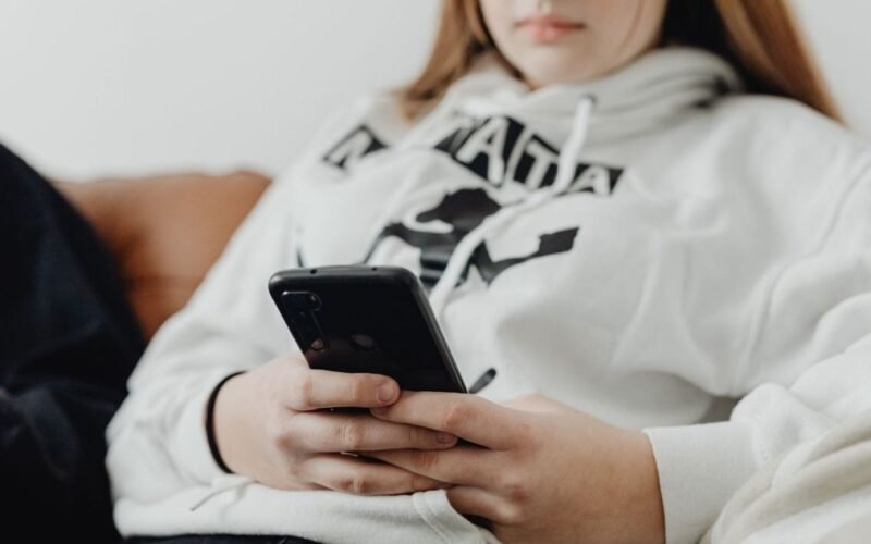 Acusan a TikTok e Instagram de difundir contenidos relacionados con el suicidio entre adolescentes