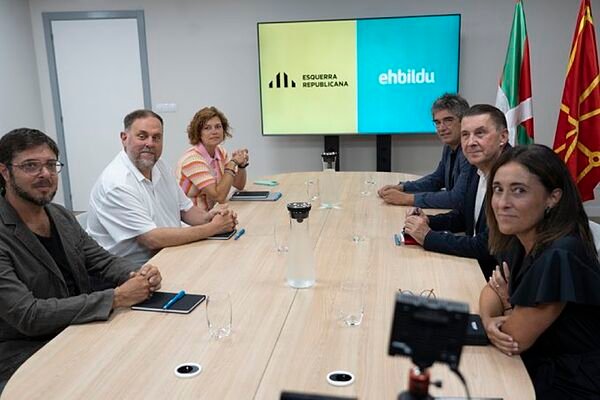 ERC y EH Bildu escenifican la unidad de «los pueblos catalán y vasco» ante «la ola reaccionaria» de PP y Vox: «La solución es más nación»