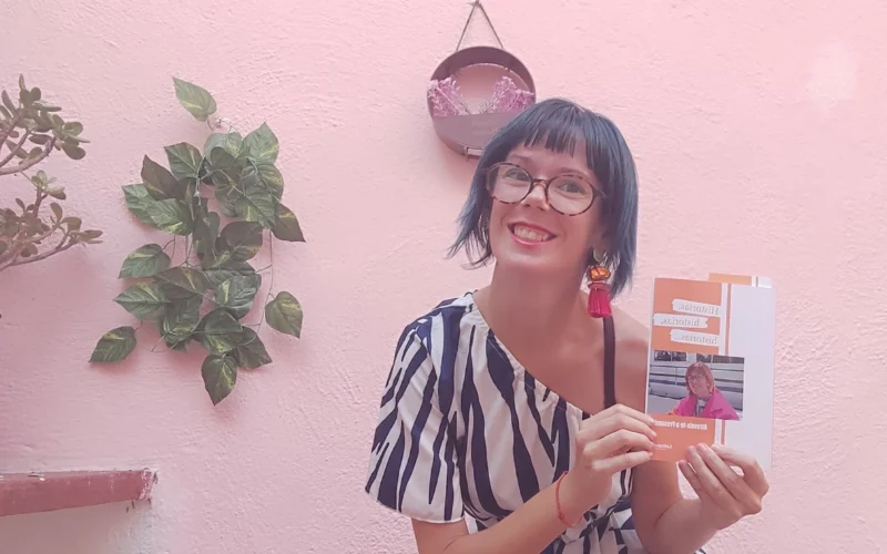 Noelia Castillo Piñol debuta con una voz fresca que transforma la experiencia en humor y aprendizaje