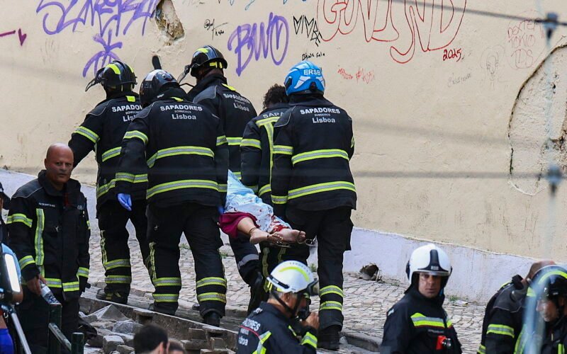 Un padre alemán, dos trabajadores de una entidad humanitaria, el guardafrenos del funicular…  estas son las víctimas del descarrilamiento en Lisboa