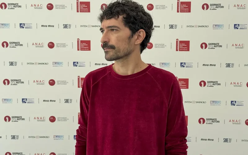 Gabriel Azorín debuta en Venecia con su cine de agua sin tiempo y en latín: «Los hombres hemos perdido, frente a las mujeres, el arte de la conversación»