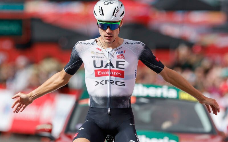 Ayuso vence en una etapa sin altercados y antes de El Angliru