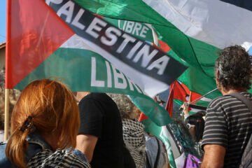 Otra protesta pro Palestina frena a los escapados camino del Angliru en la etapa reina