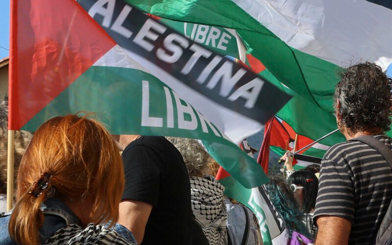 Otra protesta pro Palestina frena a los escapados camino del Angliru en la etapa reina