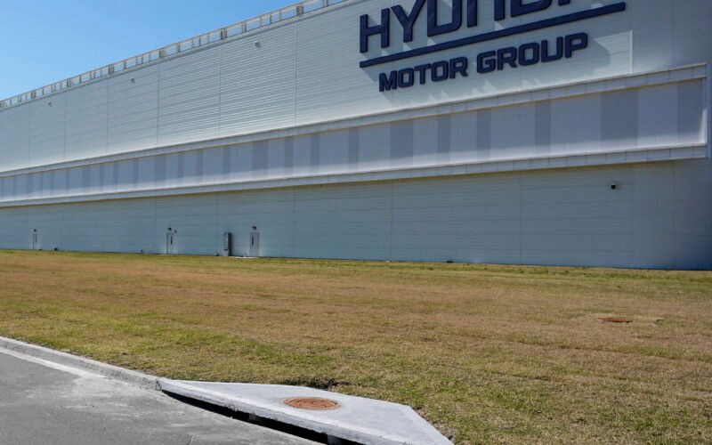 Al menos 475 detenidos, la mayoría surcoreanos, en una redada en las instalaciones de Hyundai en el estado de Georgia