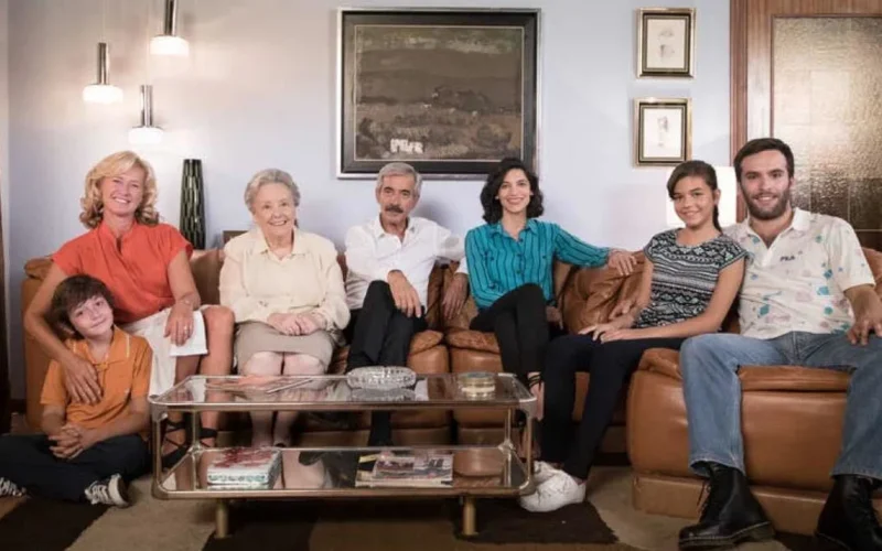 8 cosas que las familias de clase media-baja siempre tienen en su salón