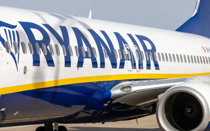 Los territorios afectados por los recortes de Ryanair cargan contra Aena y el Gobierno