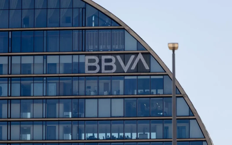 La CNMV autoriza la OPA del BBVA al Sabadell sin mejora aún de la oferta