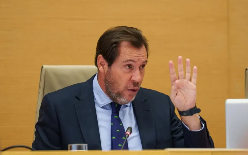 Una caída en los servidores informáticos de Adif provoca retrasos y paradas en el AVE cuando Puente comparece en el Congreso