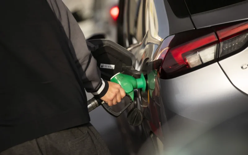 Los carburantes alivian el bolsillo en plena cuesta de septiembre tras bajar a nuevos mínimos