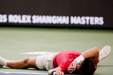 Djokovic sigue vivo: sobrevive a un mareo, a Munar y «al ambiente más difícil» para llegar a cuartos en Shanghai
