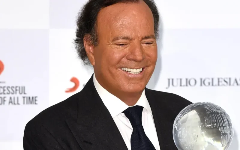 Julio Iglesias publica mensajes de ‘WhatsApp’ enviados por sus exempleadas para demostrar la «falsedad» de la denuncia
