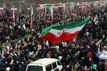 Irán conmemora el aniversario de la revolución con un alarde de misiles, quema de banderas israelíes y ataúdes para comandantes de EEUU