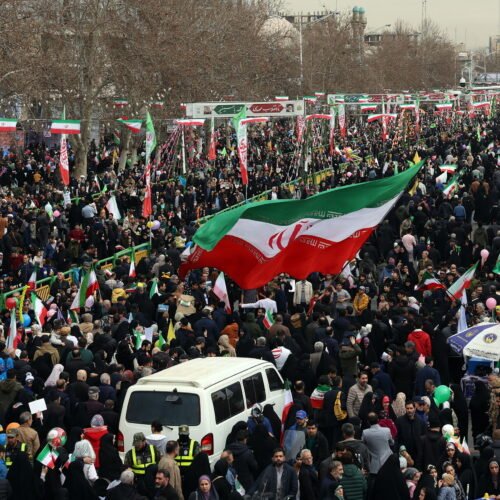 Irán conmemora el aniversario de la revolución con un alarde de misiles, quema de banderas israelíes y ataúdes para comandantes de EEUU