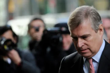 El «humillante exilio» de Andrés Mountbatten-Windsor: huye en plena noche de Royald Lodge