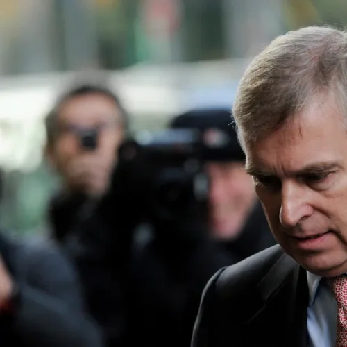 El «humillante exilio» de Andrés Mountbatten-Windsor: huye en plena noche de Royald Lodge