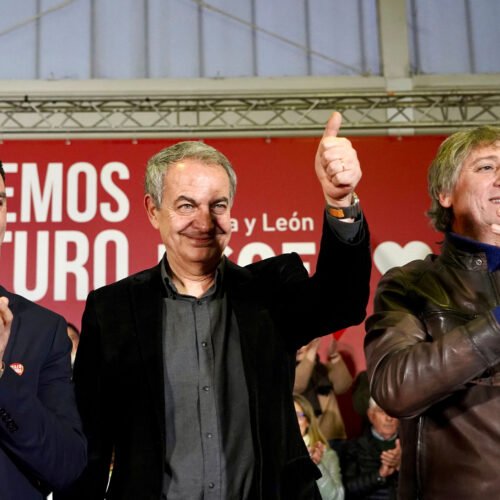Zapatero reaviva el «no a la guerra» en un mitin del PSOE en León al alabar la posición de Sánchez: «Me siento orgulloso de su valentía y de su dignidad»