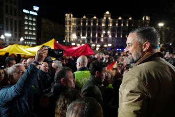 El ‘cambio de cara’ de Vox: una pasarela de aliados de Abascal para blindarse el 15-M