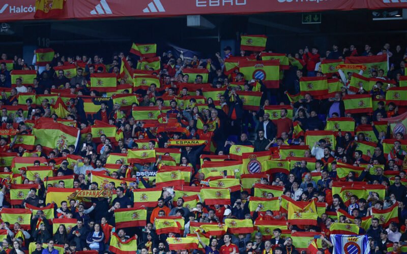 La gran fiesta española en Cornellá, manchada por los gritos xenófobos de «musulmán el que no bote»