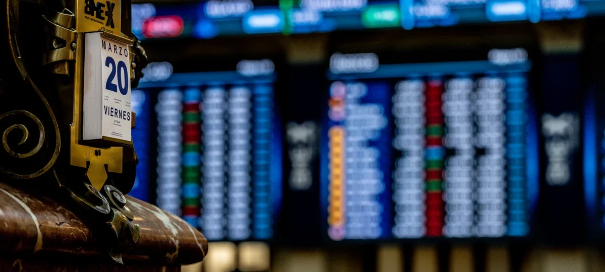 Las medidas de Sánchez no calman los mercados: el Ibex cae un 1,14% y pierde los 17.000 puntos