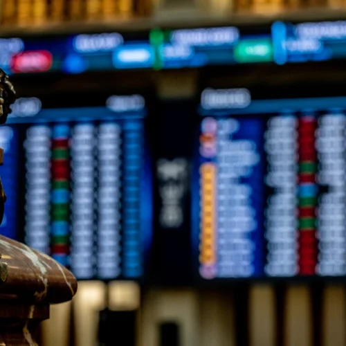 Las medidas de Sánchez no calman los mercados: el Ibex cae un 1,14% y pierde los 17.000 puntos