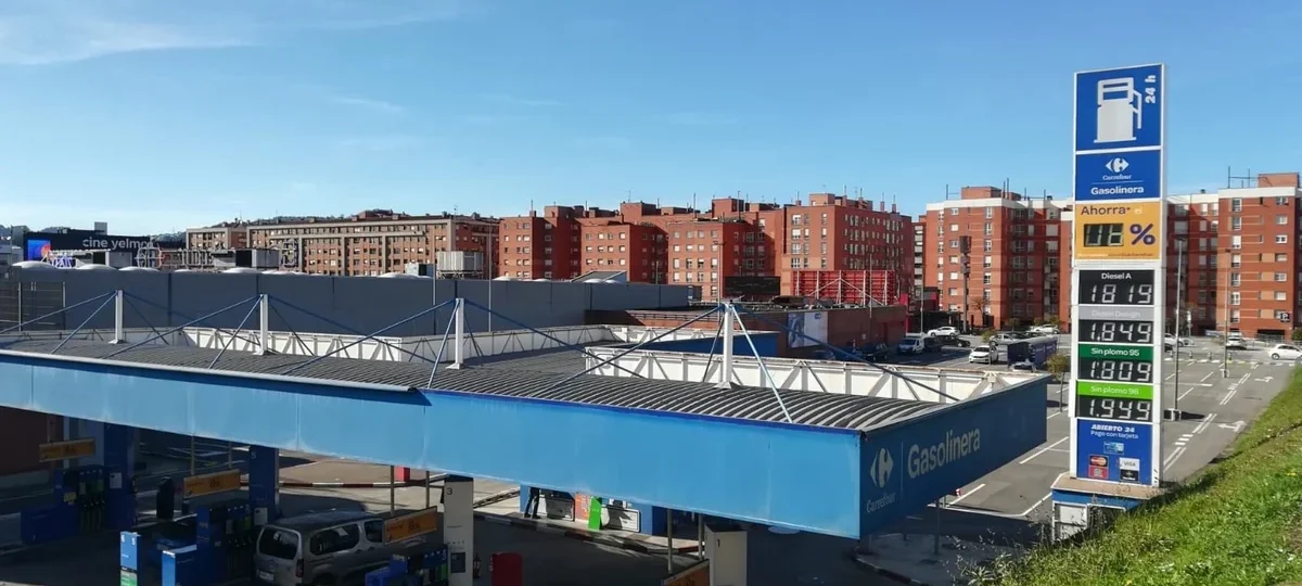 Carrefour se suma a la «guerra de descuentos» de los carburantes con una rebaja del 10% para sus clientes