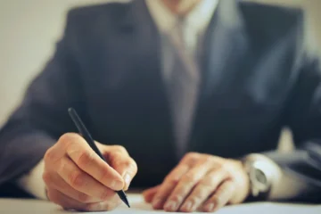 Entra en vigor la nueva ayuda de hasta 17.000 euros por contratar de forma indefinida: así puedes solicitarla