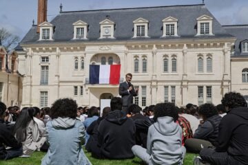 Macron pide a los alumnos desconectarse 1 día al mes para leer: ‘Os dejamos en la jungla’