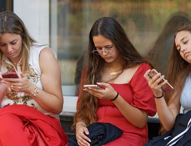 ¿Es útil prohibir las redes sociales a menores de 16 años en Europa?