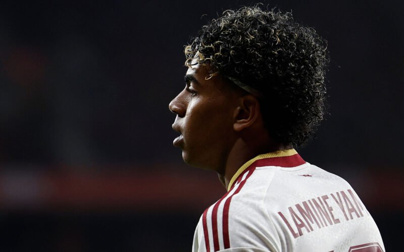 Lamine condena los «intolerables» cánticos: «Usar una religión como burla os deja como racistas»