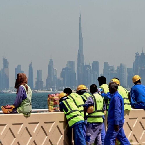 Construyeron las Petromonarquías del Golfo y ahora no pueden escapar de la guerra: los trabajadores del sur de Asia atrapados entre misiles y remesas