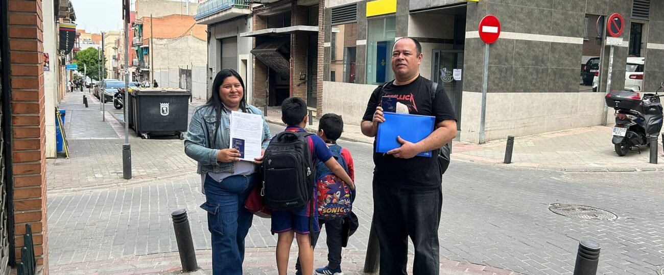 El atasco de la regularización en cada ventanilla: cinco funcionarios para una familia de 4 inmigrantes y más de una hora por solicitud