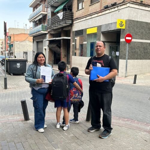 El atasco de la regularización en cada ventanilla: cinco funcionarios para una familia de 4 inmigrantes y más de una hora por solicitud