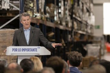 Feijóo ya hace suya «la prioridad nacional» de Vox para no verse arrastrado por Abascal y blindar su electorado