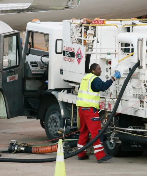 España, protegida del «robo» por «tankering» de queroseno en sus aeropuertos