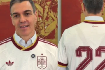 Ana Rosa Quintana carga contra Pedro Sánchez por su vídeo con la camiseta de España: «Se la puso para desviar la atención del juicio»