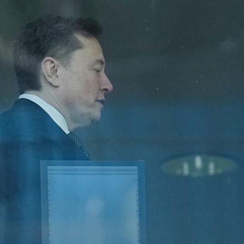 Elon Musk acusa a OpenAI de traicionar su misión y lucrarse con la IA