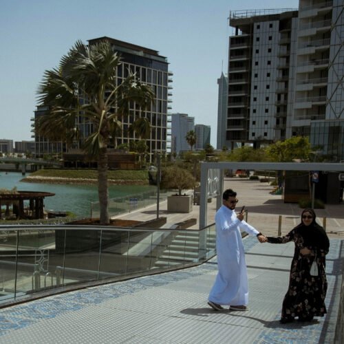Alcohol, prostitución y misiles: la noche de Bahrein bajo la sombra de Irán