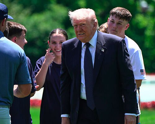 Trump se contradice de nuevo, deja en ridículo a sus ministros y anuncia una pausa en la operación de escolta de Ormuz tras sacar sólo tres petroleros atrapados