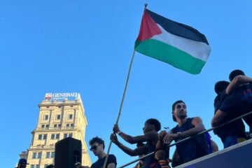 Lamine Yamal ondea la bandera palestina en la rúa del Barça y revoluciona las redes