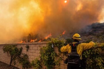 Un enorme incendio forestal barre el sur de California y obliga a la evacuación de casi 30.000 personas