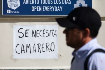 Despedido por poner el «Cara al Sol» en los altavoces de su trabajo: la Justicia lo considera improcedente porque solo tuvo 24 horas para defenderse