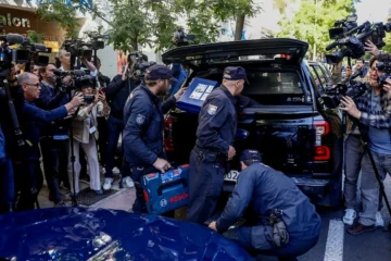 La Audiencia imputa a Zapatero por blanqueo y la Policía registra su oficina y la empresa de sus hijas