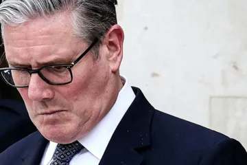 Starmer no dimite para no sumir a Reino Unido «en el caos, como hicieron los conservadores una y otra vez»