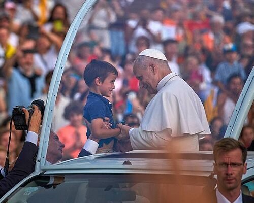 Un niño, el Papa y una búsqueda viralizada en las redes: así nació una de las imágenes del año en la Sagrada Familia