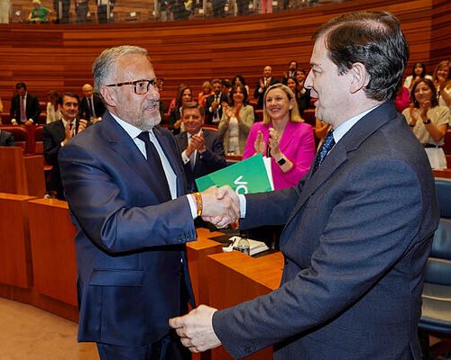 Mañueco minimiza los cambios de nombres en un gobierno con Pollán (Vox) como ‘número dos’ y al frente de inmigración