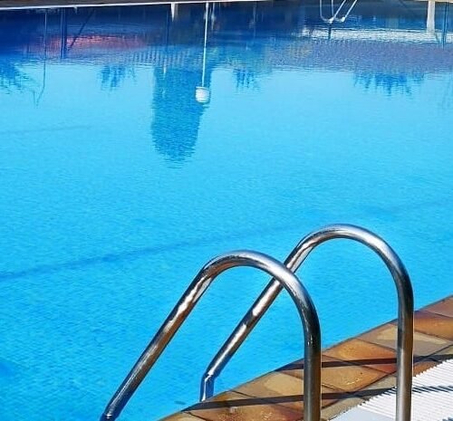 La Ley de Propiedad Horizontal lo confirma: la comunidad puede prohibir el uso de la piscina a los vecinos morosos