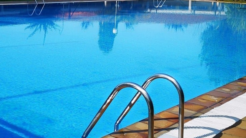 La Ley de Propiedad Horizontal lo confirma: la comunidad puede prohibir el uso de la piscina a los vecinos morosos