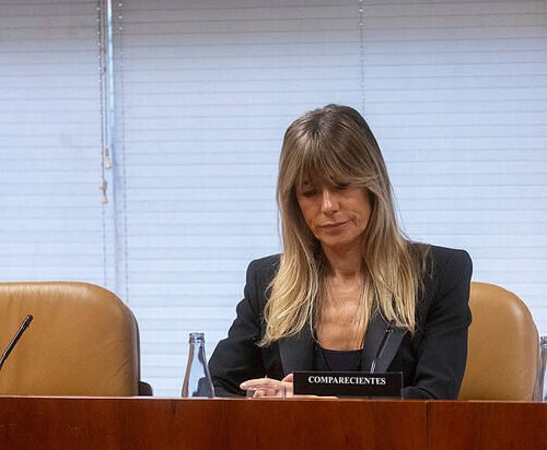 Begoña Gómez entrega al juez sus billetes de avión al Reino Unido y critica a Peinado por formular una exigencia «materialmente imposible»